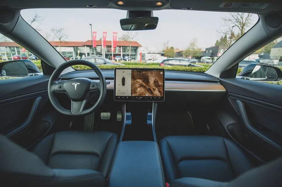 Cómo los trabajadores de Tesla usaron imágenes de las cámaras de sus autos en memes